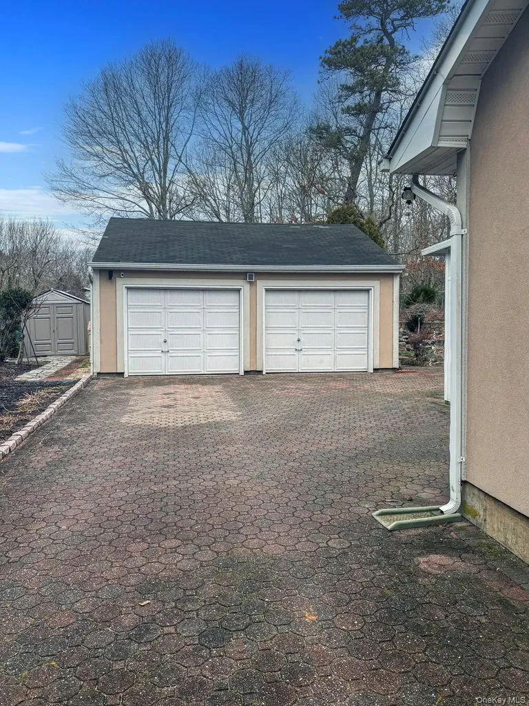 3 Huron Road Shirley NY 11967