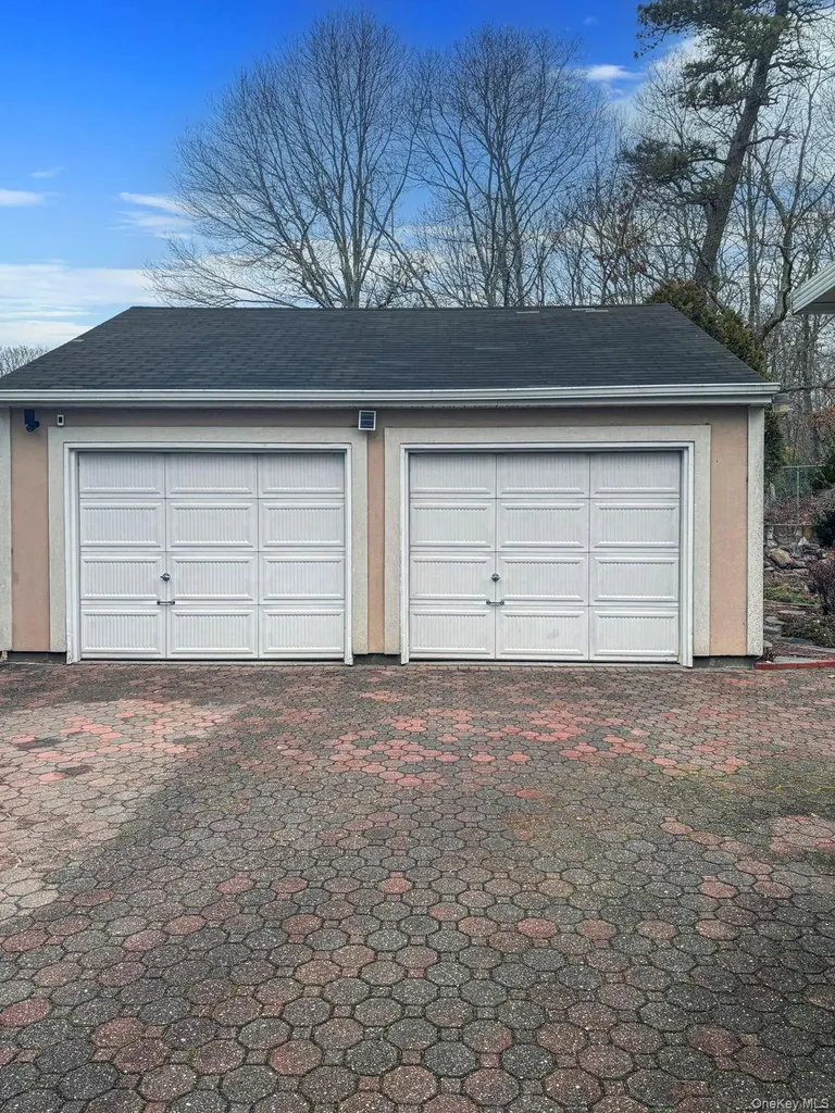 3 Huron Road Shirley NY 11967