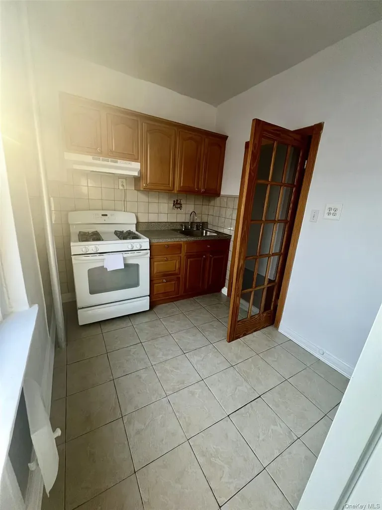 2186 Cruger Avenue Bronx NY 10462