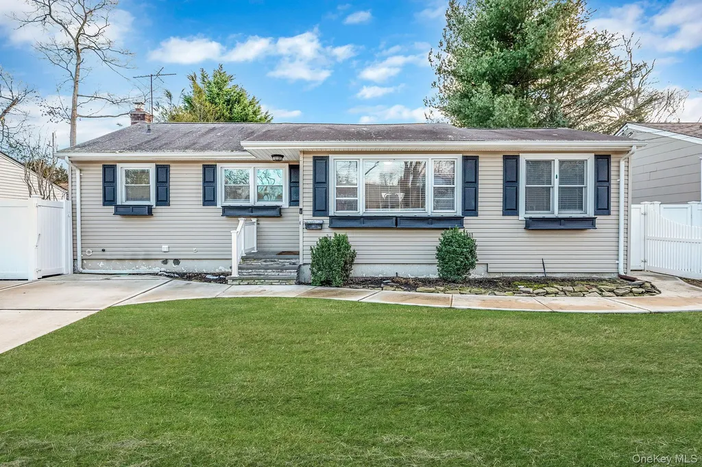 792 Frankford Road West Babylon NY 11704