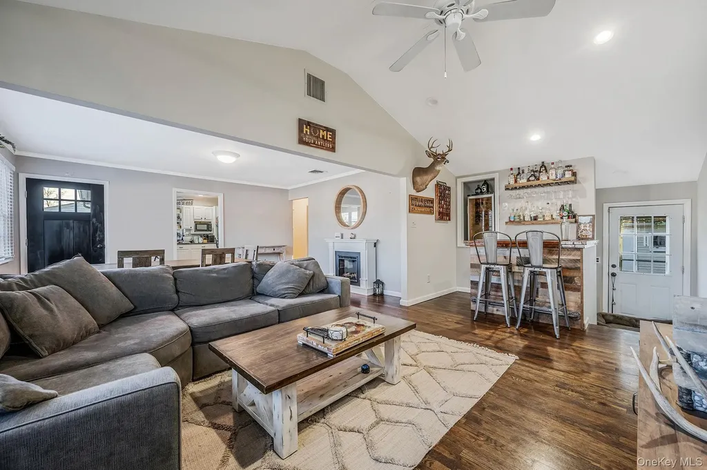 792 Frankford Road West Babylon NY 11704