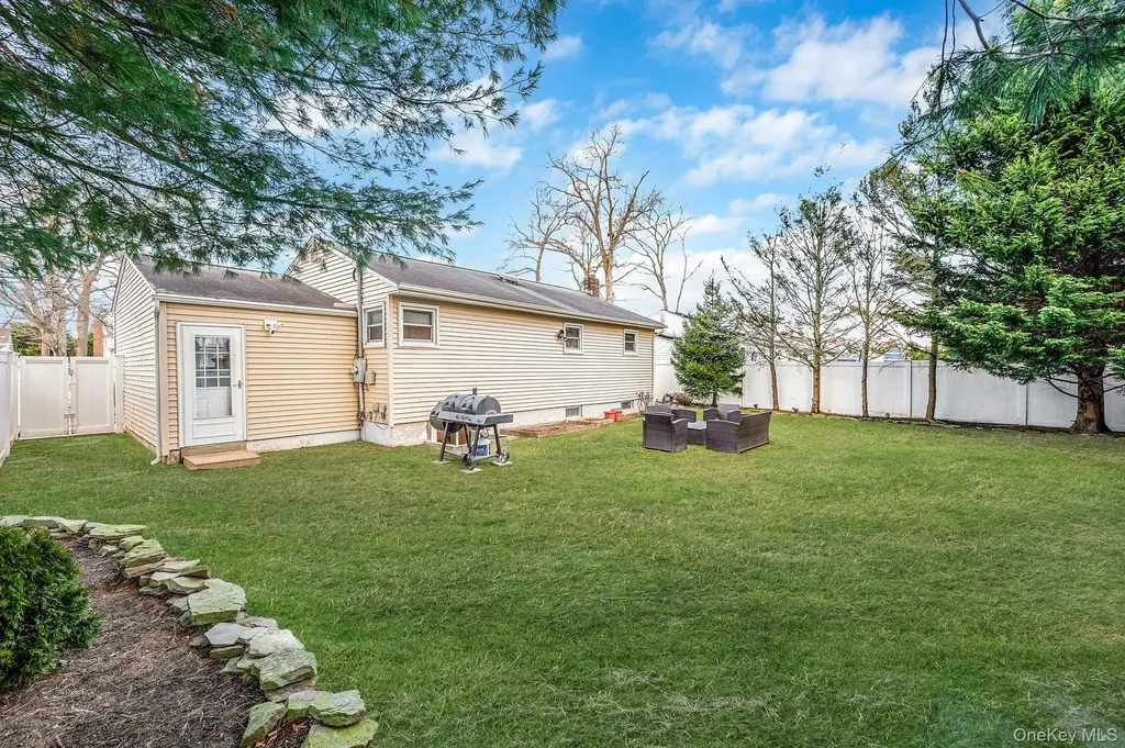 792 Frankford Road West Babylon NY 11704