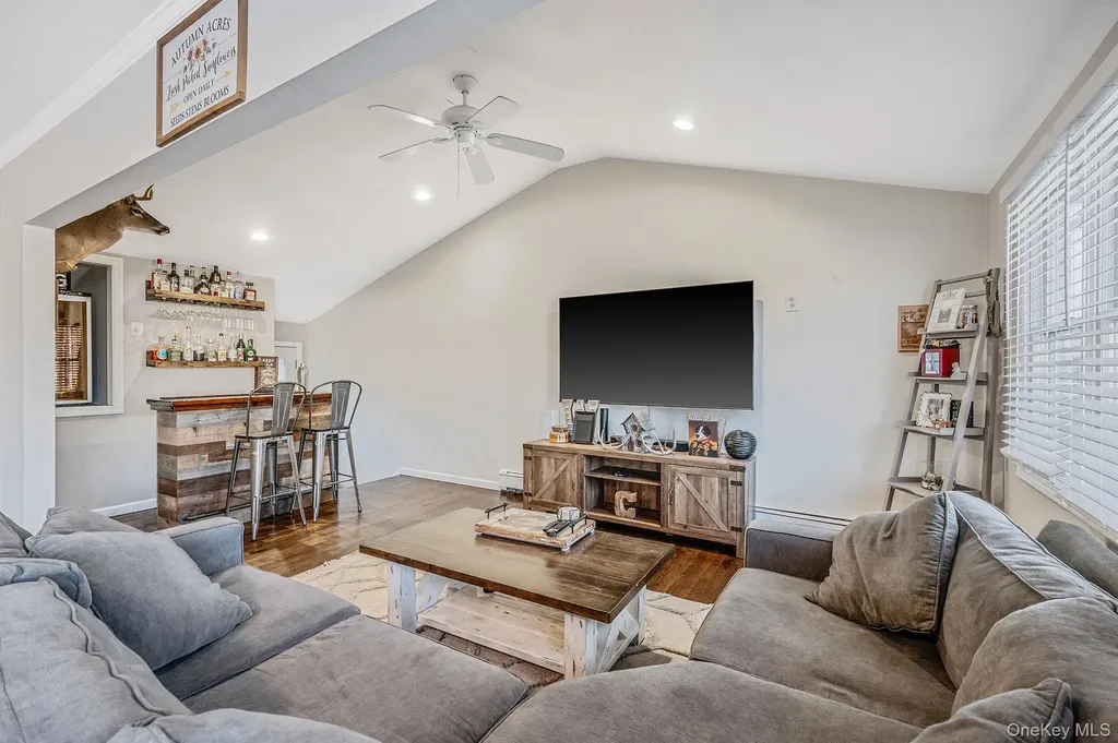 792 Frankford Road West Babylon NY 11704