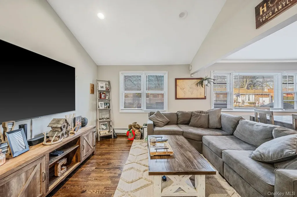 792 Frankford Road West Babylon NY 11704