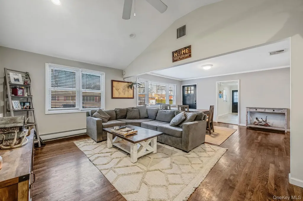 792 Frankford Road West Babylon NY 11704
