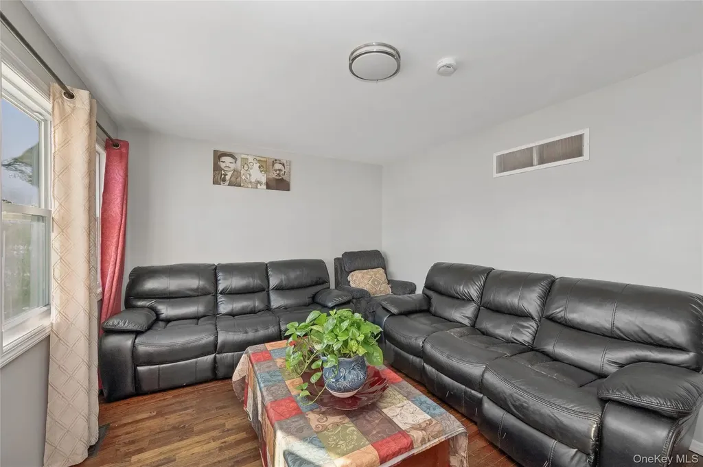 31 21st Avenue Bay Shore NY 11706
