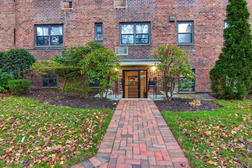 52 Brompton Road Great Neck NY 11021