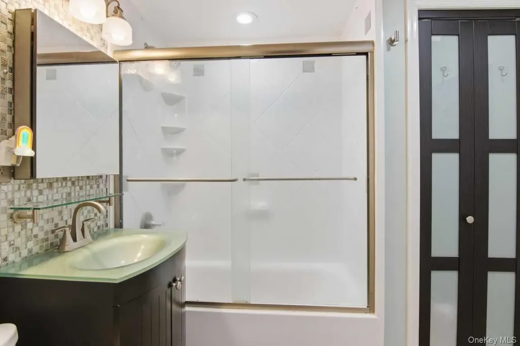 52 Brompton Road Great Neck NY 11021