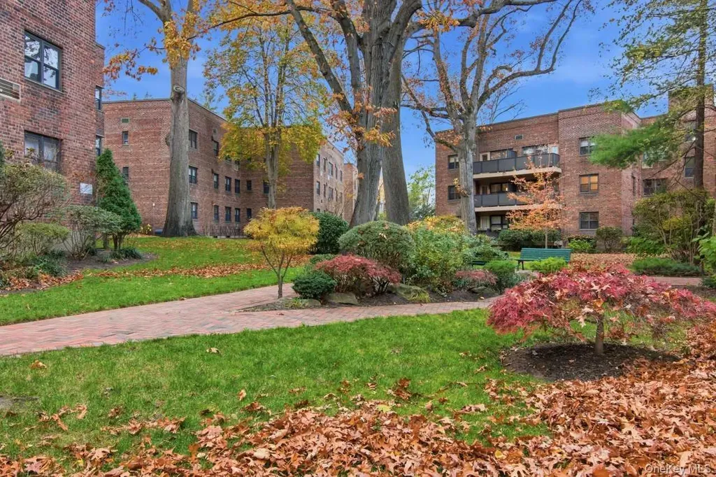 52 Brompton Road Great Neck NY 11021