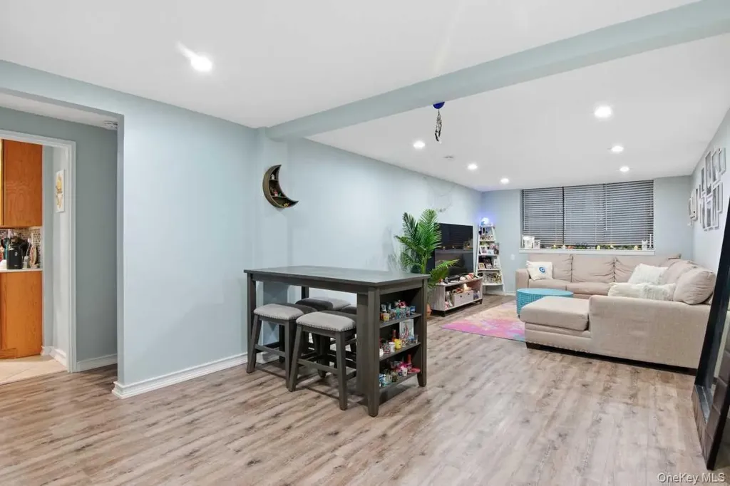 52 Brompton Road Great Neck NY 11021