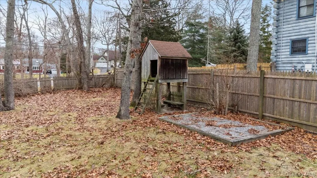 98 Squiretown Road Hampton Bays NY 11946