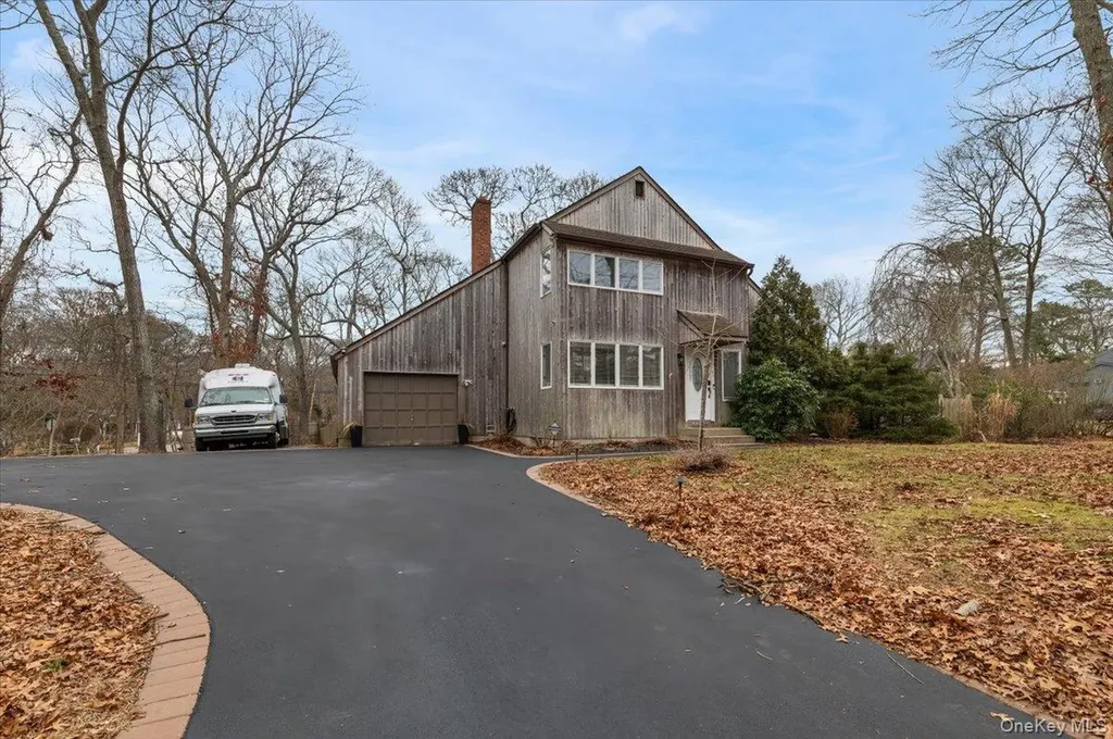 98 Squiretown Road Hampton Bays NY 11946