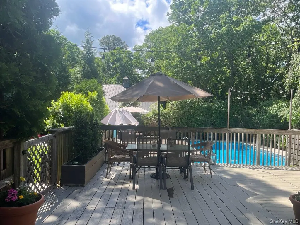 98 Squiretown Road Hampton Bays NY 11946