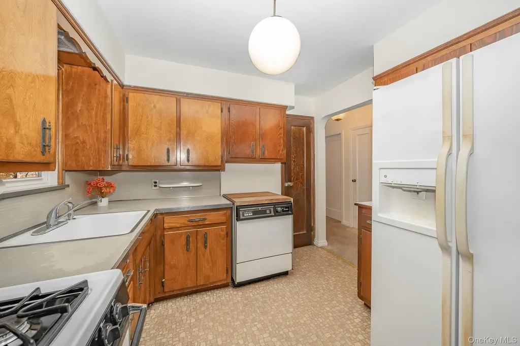 2 Parkview Place Elmont NY 11003