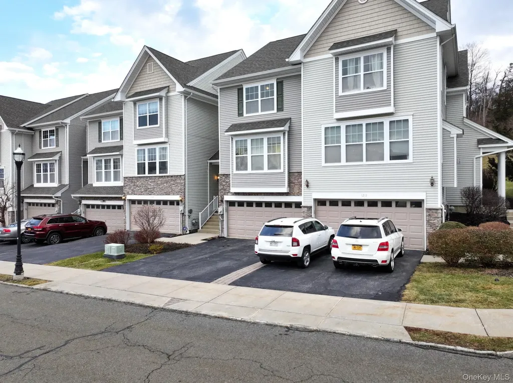 1210 Hawthorn Way New Windsor NY 12553
