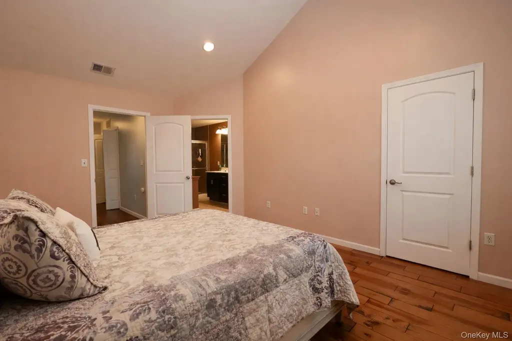 1210 Hawthorn Way New Windsor NY 12553