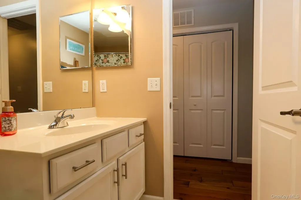 1210 Hawthorn Way New Windsor NY 12553