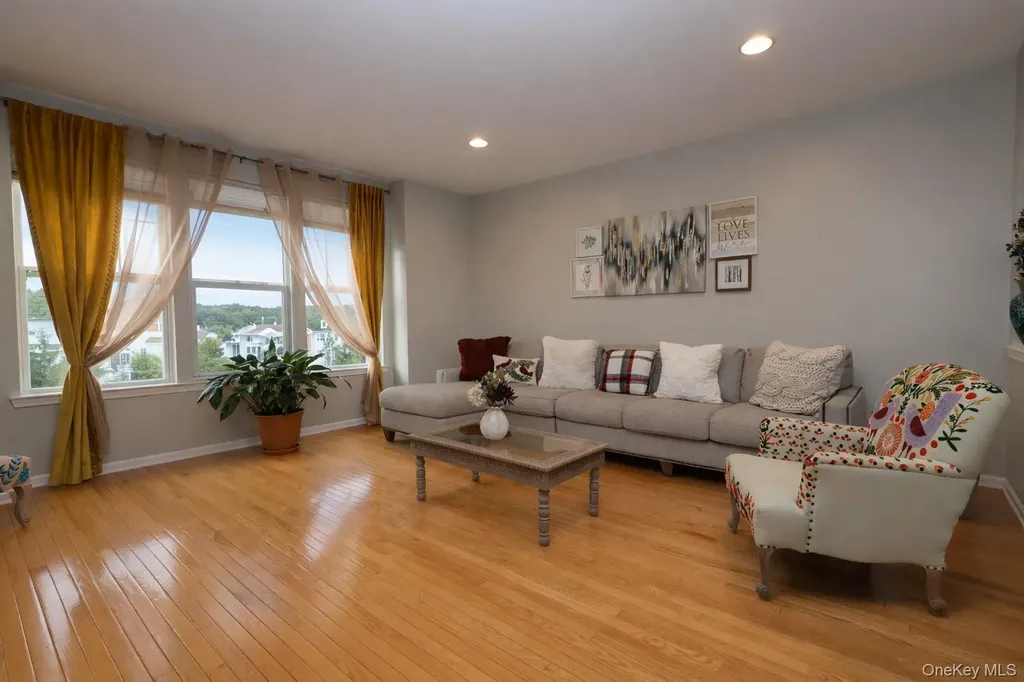 1210 Hawthorn Way New Windsor NY 12553