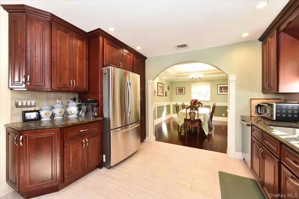 24 Arlyn Drive E Massapequa NY 11758