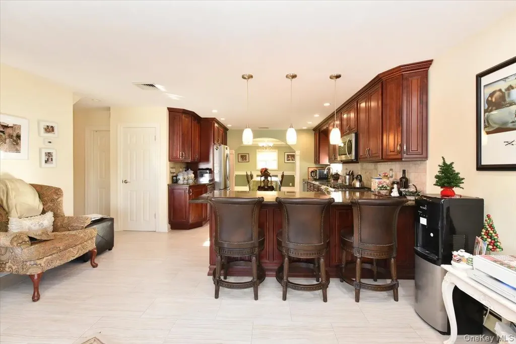 24 Arlyn Drive E Massapequa NY 11758