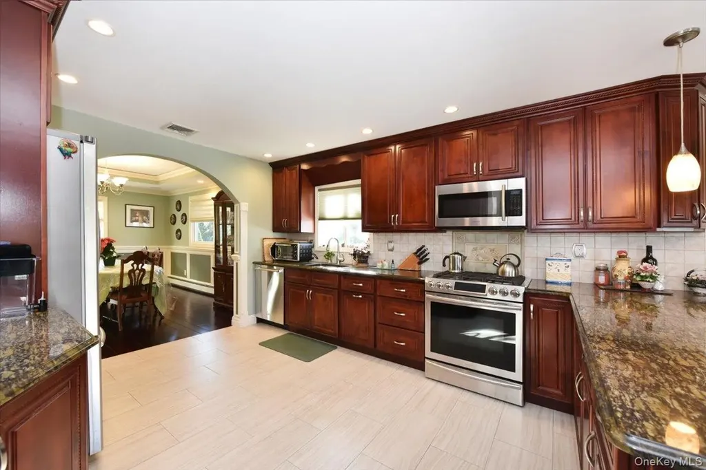 24 Arlyn Drive E Massapequa NY 11758