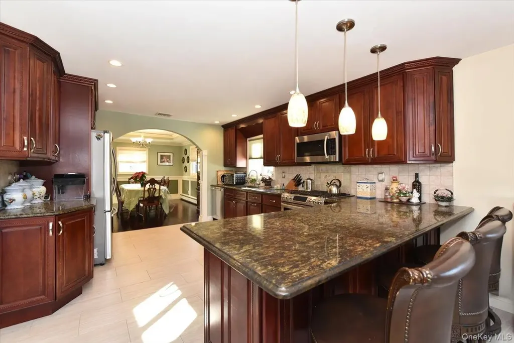 24 Arlyn Drive E Massapequa NY 11758