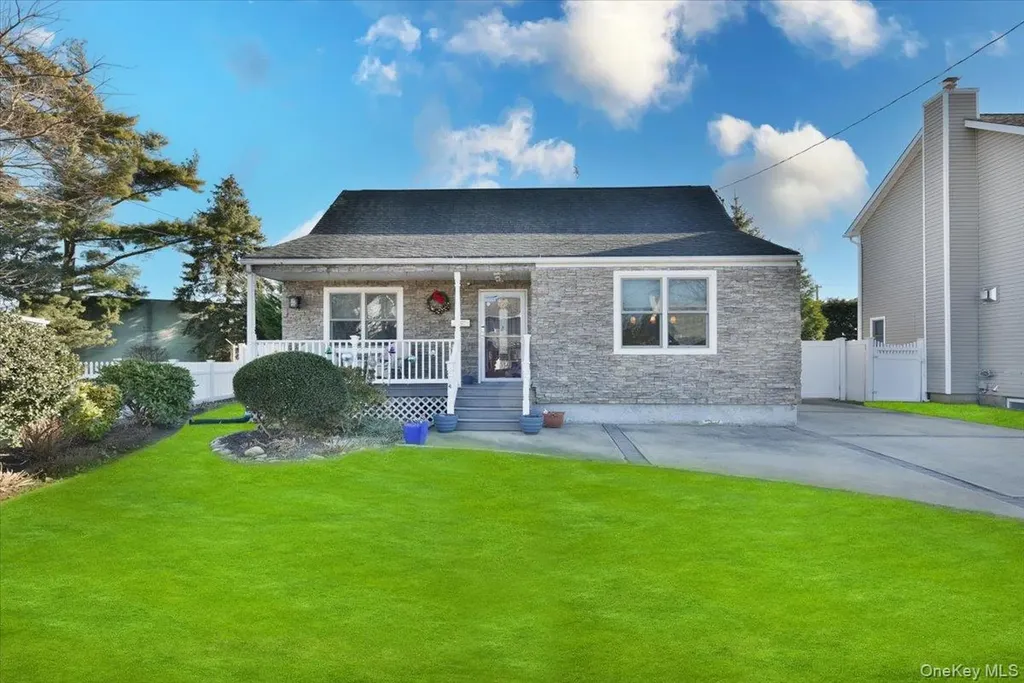 24 Arlyn Drive E Massapequa NY 11758