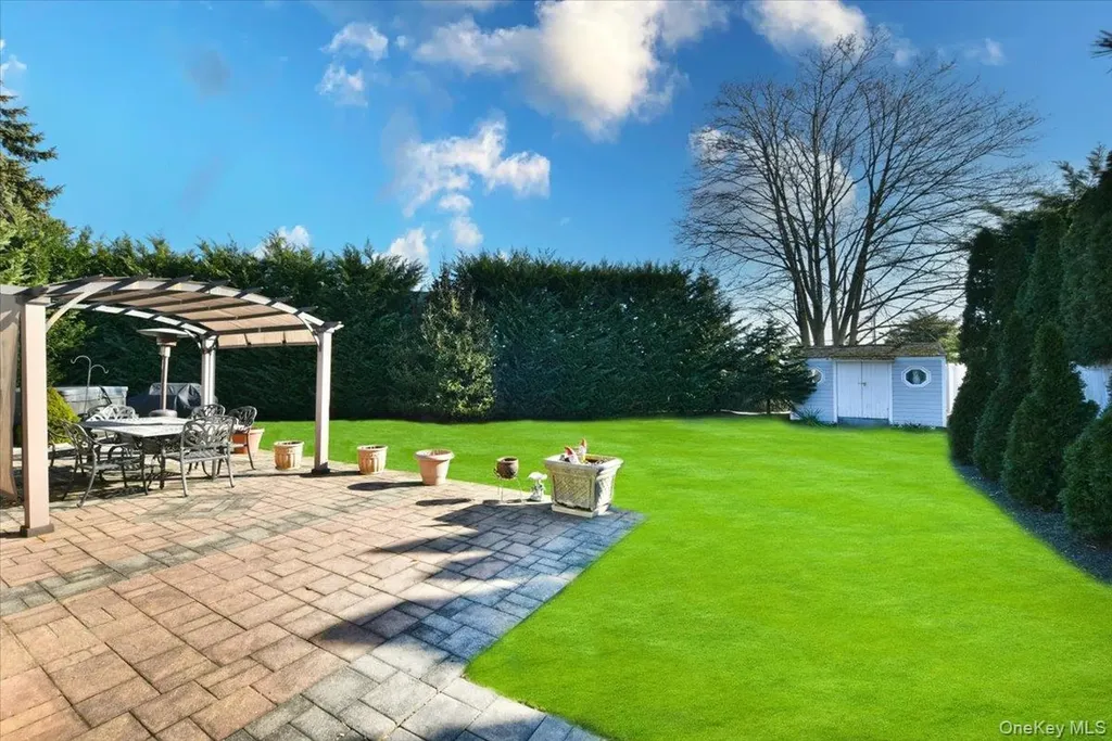 24 Arlyn Drive E Massapequa NY 11758