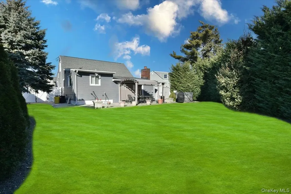24 Arlyn Drive E Massapequa NY 11758