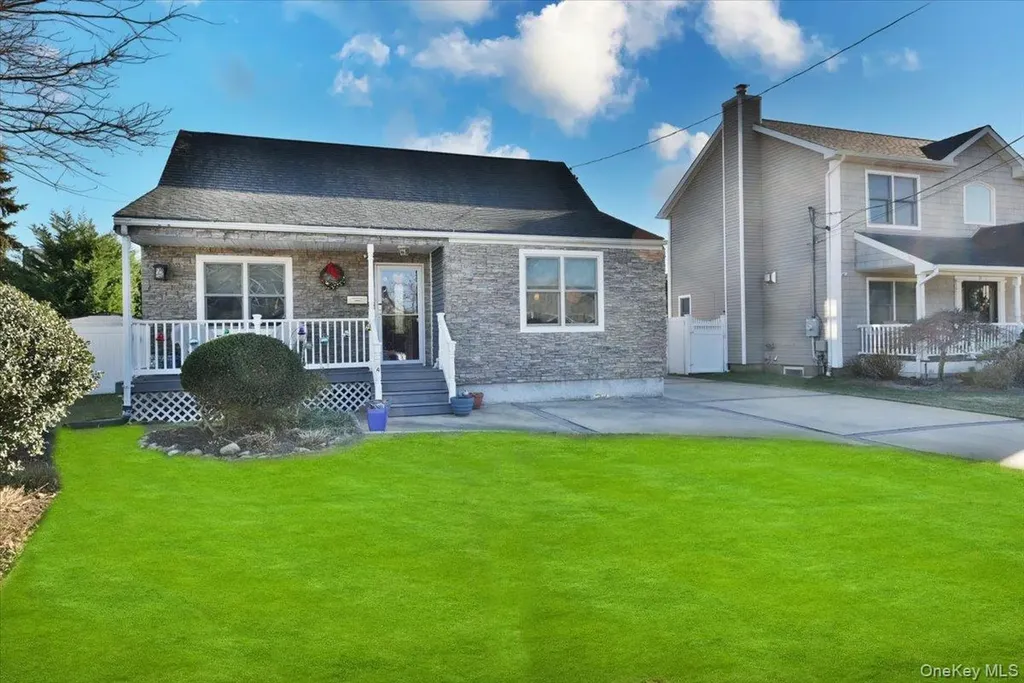 24 Arlyn Drive E Massapequa NY 11758