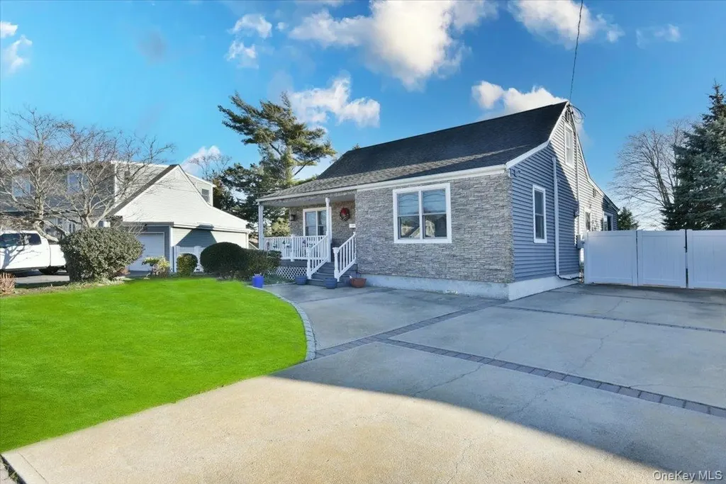 24 Arlyn Drive E Massapequa NY 11758