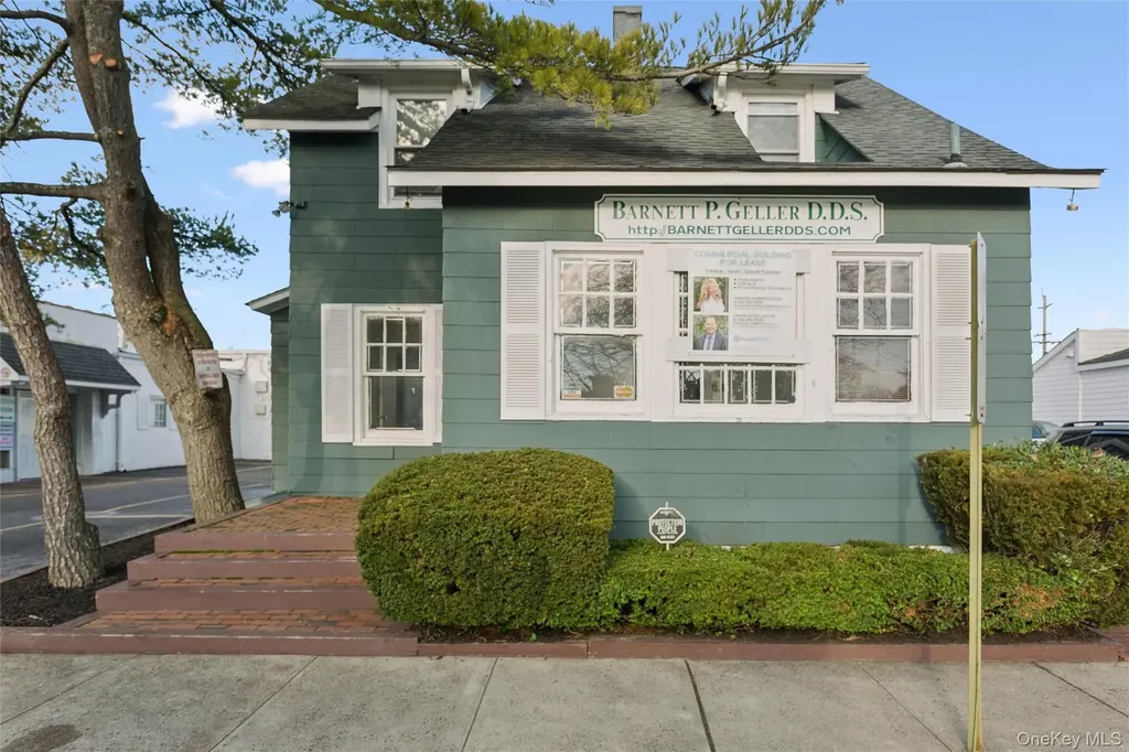 22 Broadway Mews Hewlett NY 11557