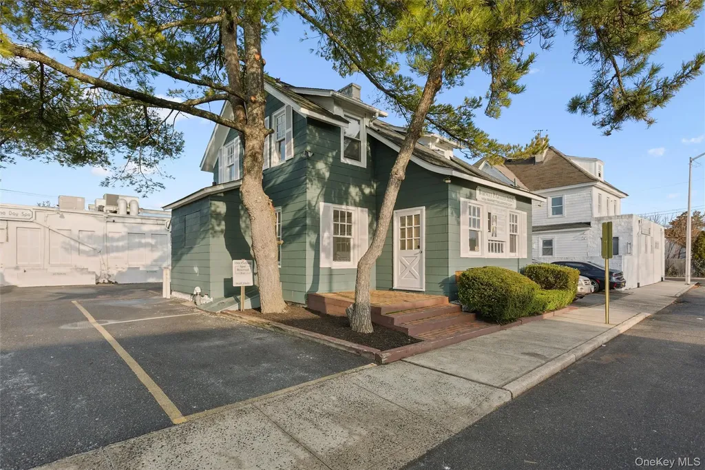 22 Broadway Mews Hewlett NY 11557