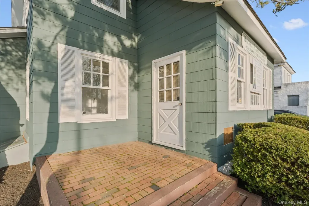 22 Broadway Mews Hewlett NY 11557