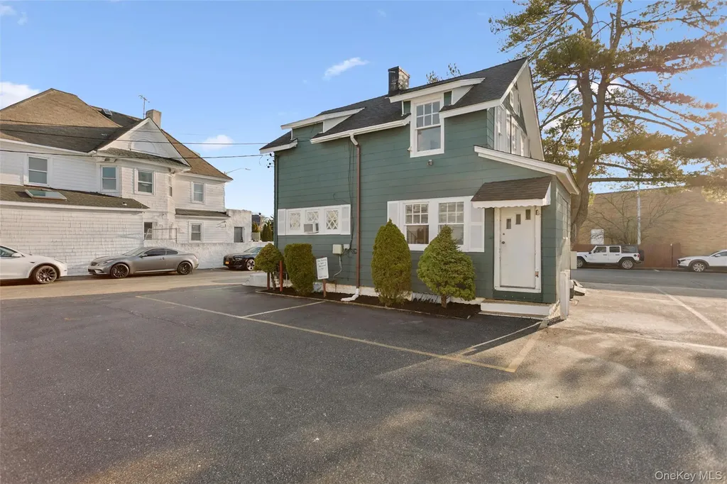 22 Broadway Mews Hewlett NY 11557