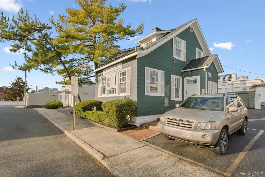 22 Broadway Mews Hewlett NY 11557