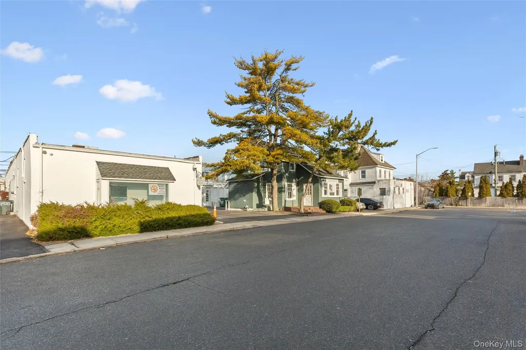 22 Broadway Mews Hewlett NY 11557