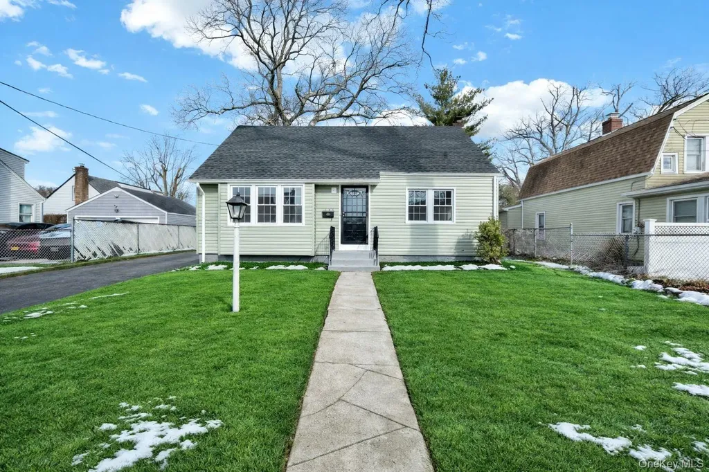 450 Rhodes Lane West Hempstead NY 11552