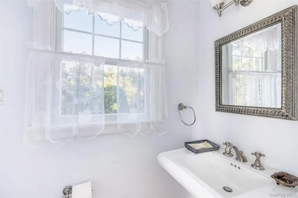 435 Luptons Point Road Mattituck NY 11952