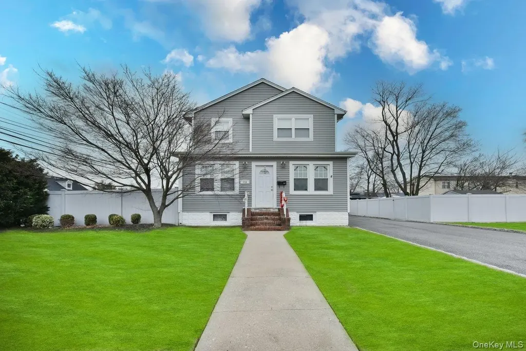 116 15th Avenue West Babylon NY 11704