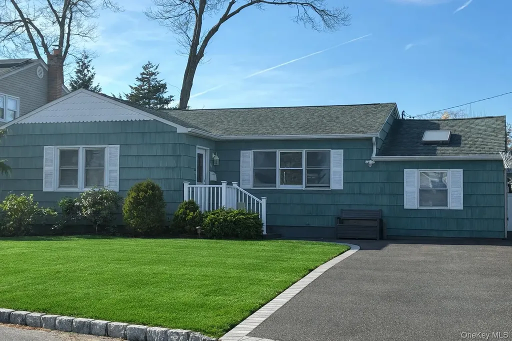 34 Beach Street West Islip NY 11795