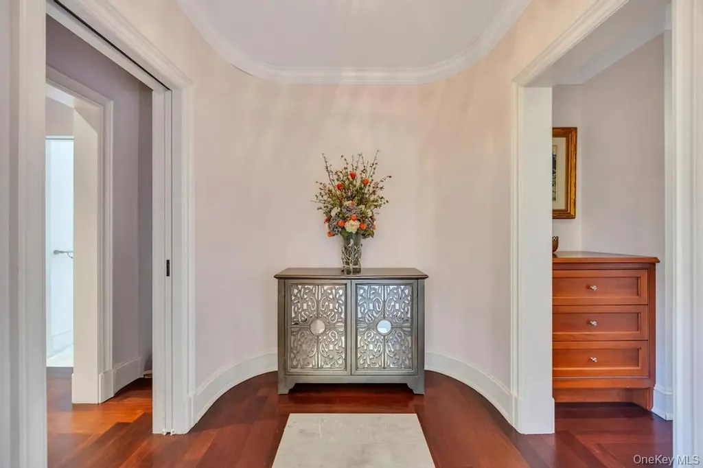 48 Nassau Drive Great Neck NY 11021