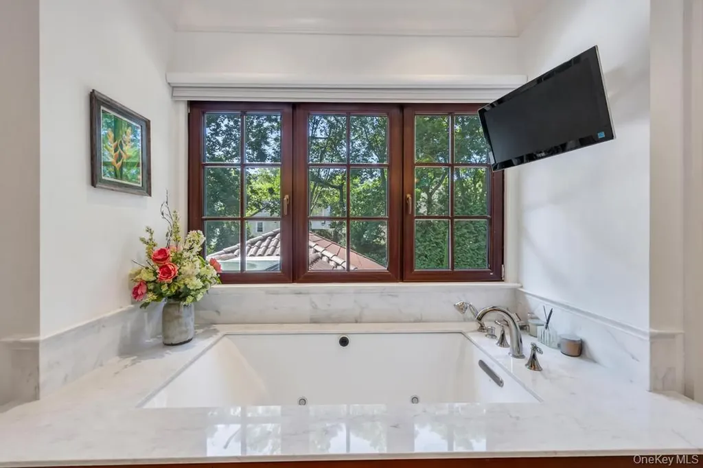 48 Nassau Drive Great Neck NY 11021