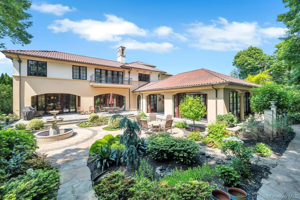48 Nassau Drive Great Neck NY 11021