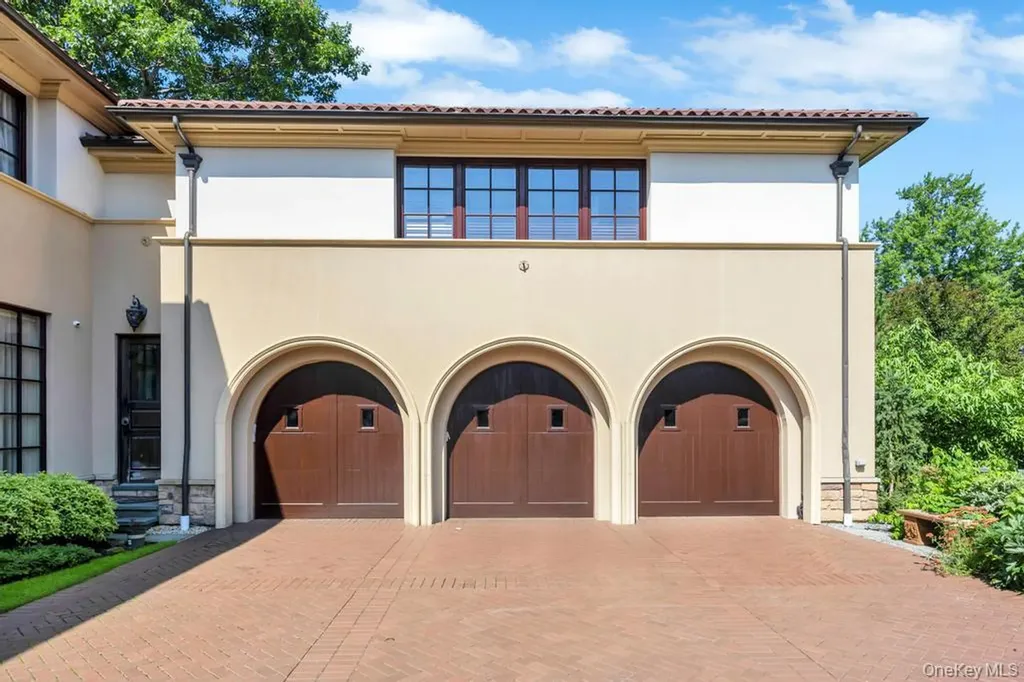 48 Nassau Drive Great Neck NY 11021