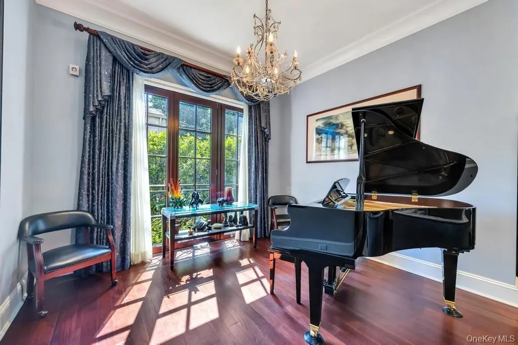 48 Nassau Drive Great Neck NY 11021