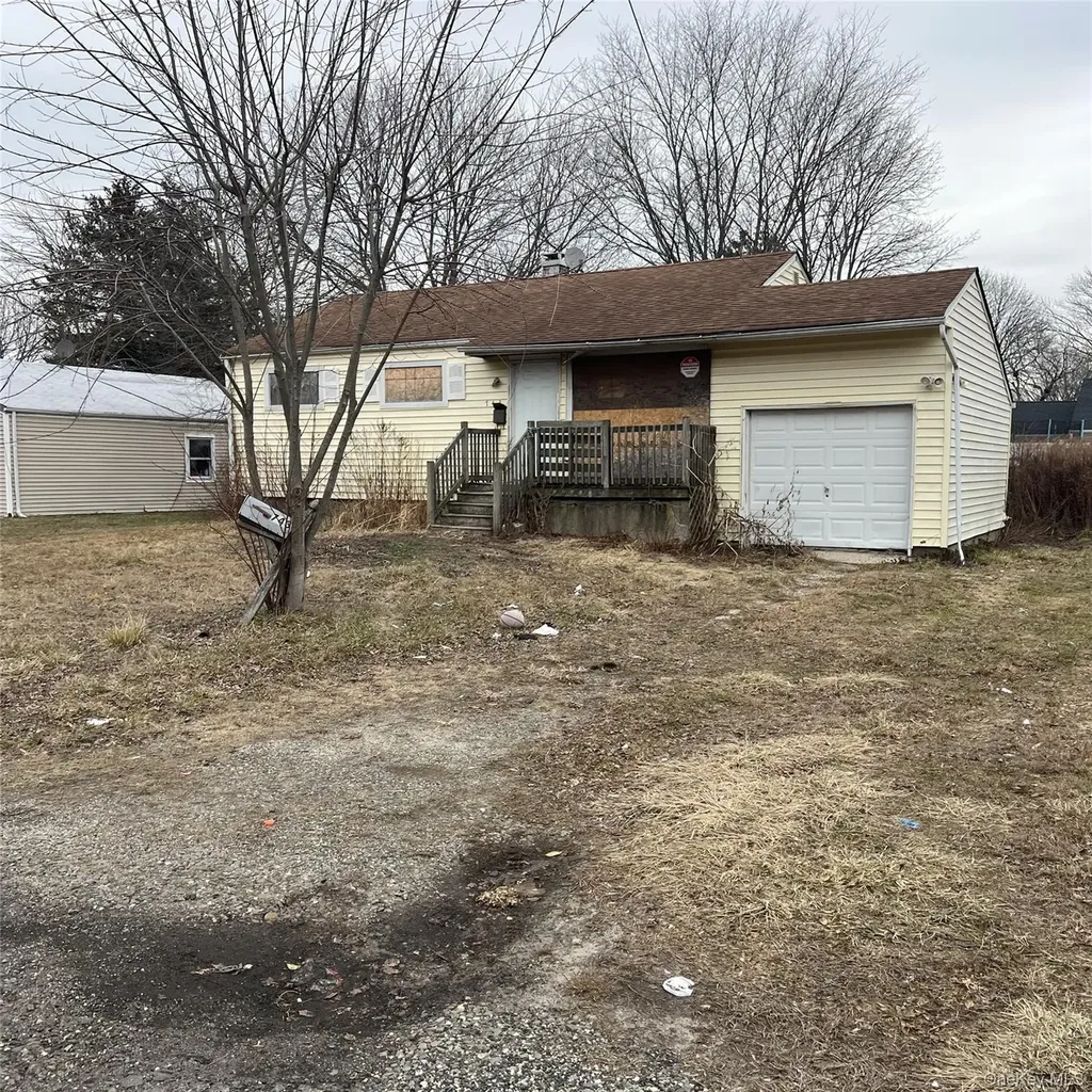 743 Hoffman Avenue Bellport NY 11713