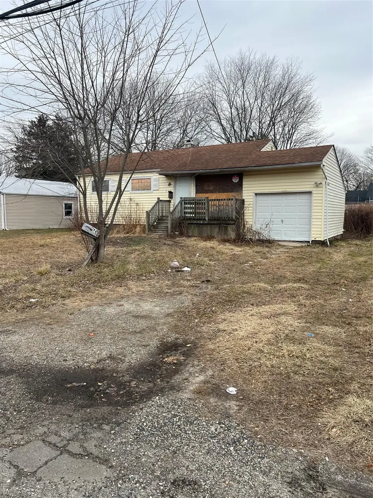 743 Hoffman Avenue Bellport NY 11713