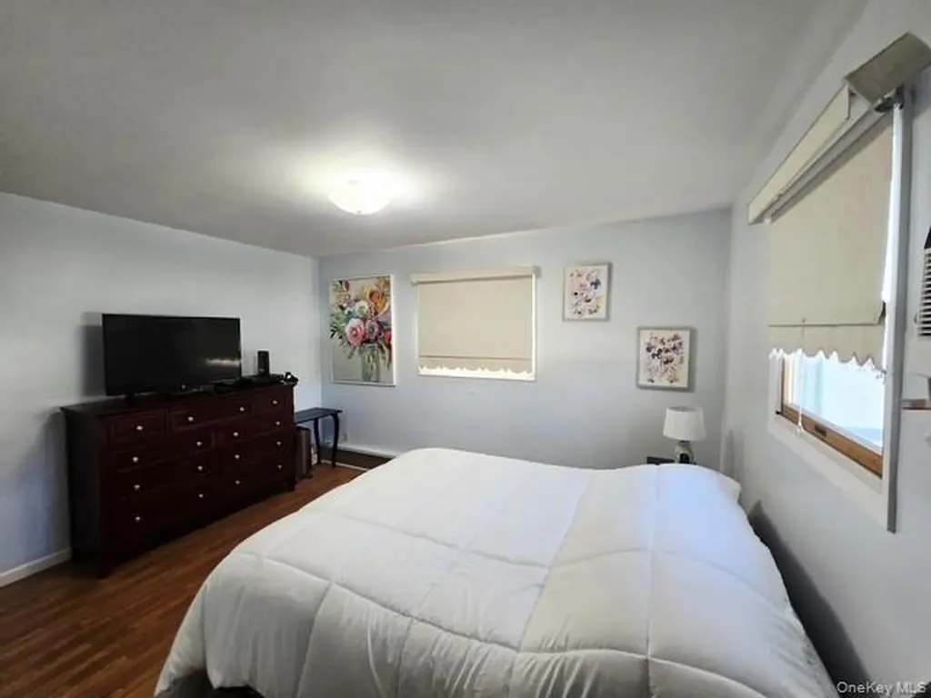 6 E Kissimee Road Lindenhurst NY 11757