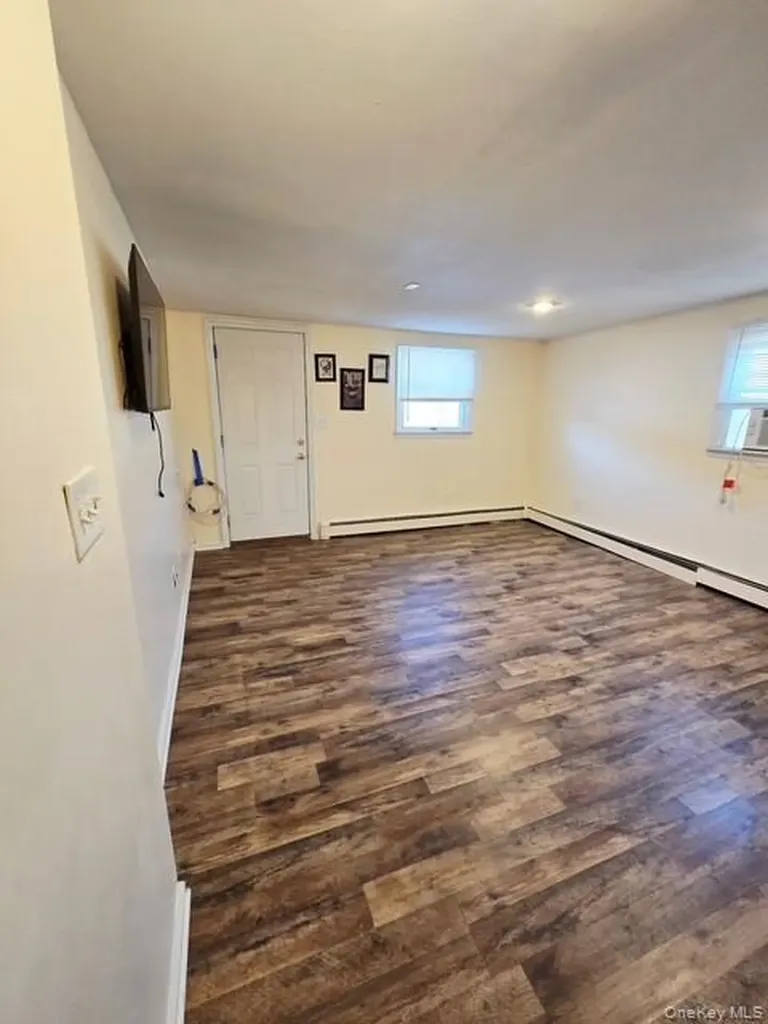6 E Kissimee Road Lindenhurst NY 11757